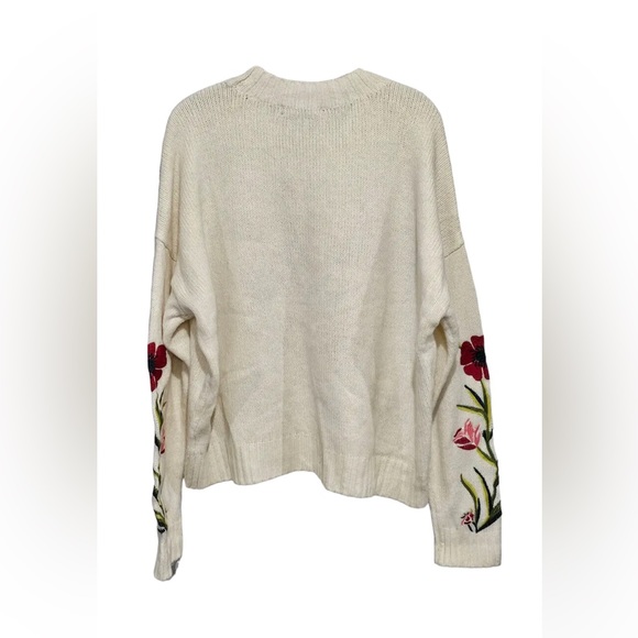 Romeo & Juliet Couture Embroidered Oversized Cozy Cottage Granny Casual Crewneck - Picture 2 of 9